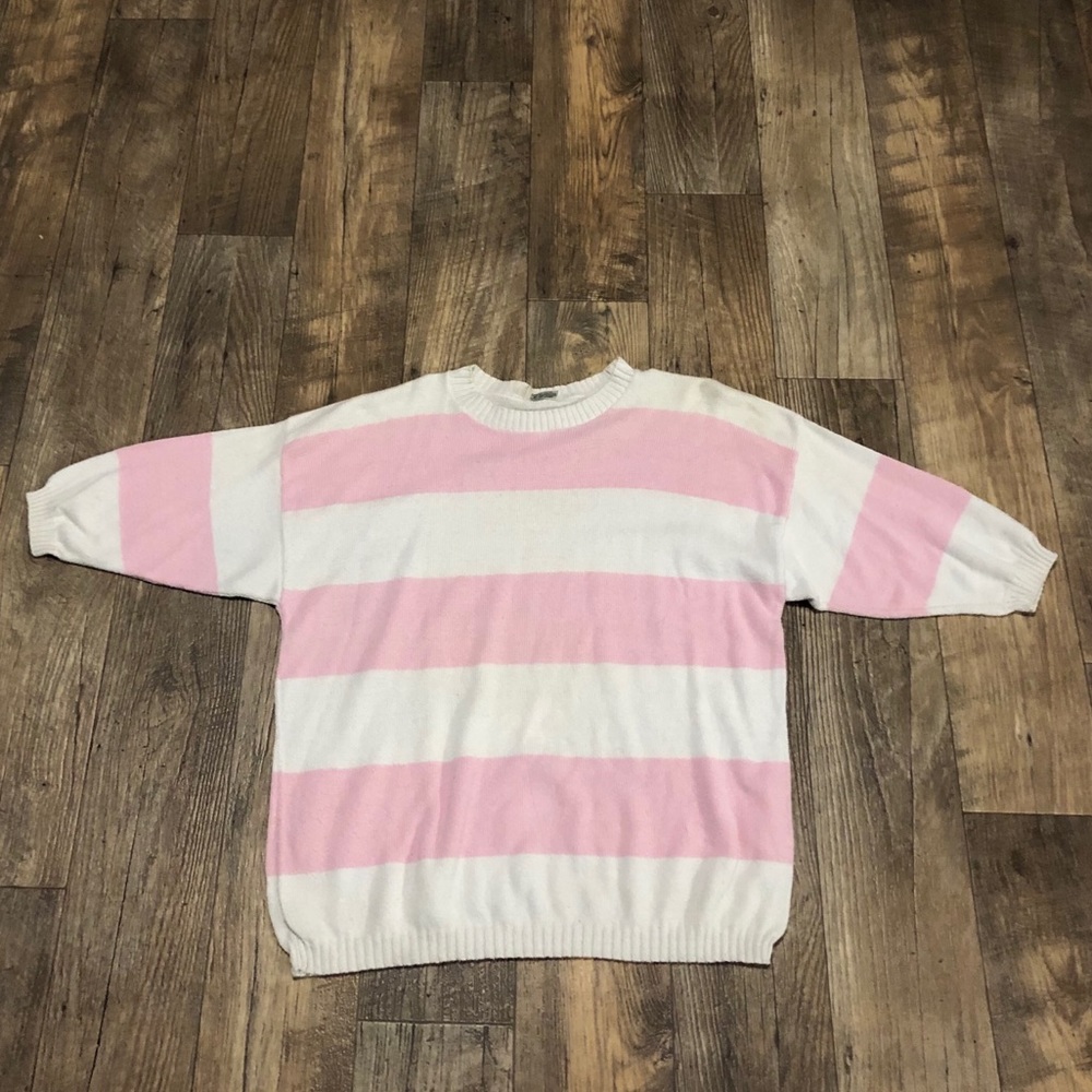 Vintage GUESS pink and white mid arm sweater 💘